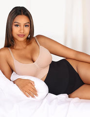 Femme portant une gaine tanga réductrice avec contrôle abdominal pour une silhouette plus lisse
