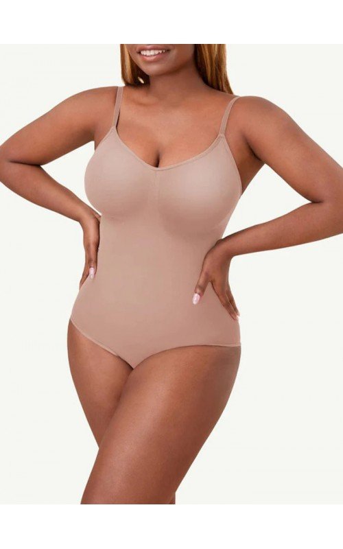 Femme portant un body teddy sans couture avec bretelles réglables, clé d’une allure spectaculaire