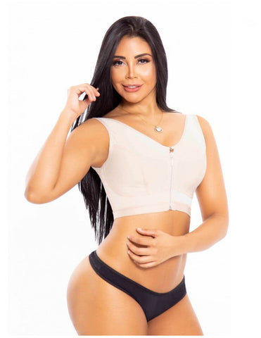 Femme portant un haut de compression beige avec fermeture éclair et sous-vêtements noirs