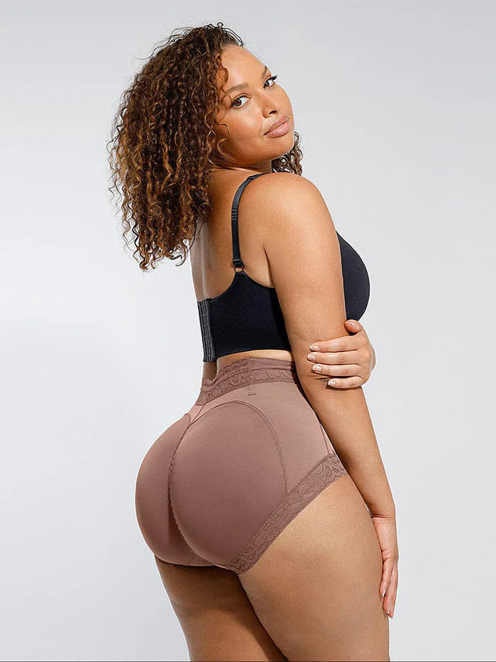 Femme voluptueuse portant la Gaine Culotte Shorty Soulève Les Fesses Effet Push-Up Pêche