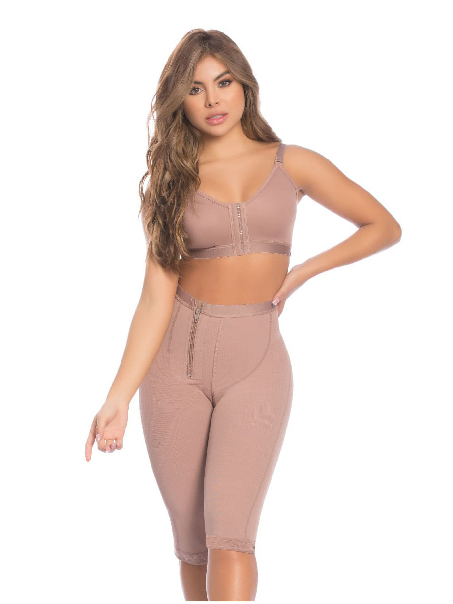 Femme portant Gaine Capri 3/4 Post-Chirurgicale avec ouverture à rabat et technologie Viveltex Protect